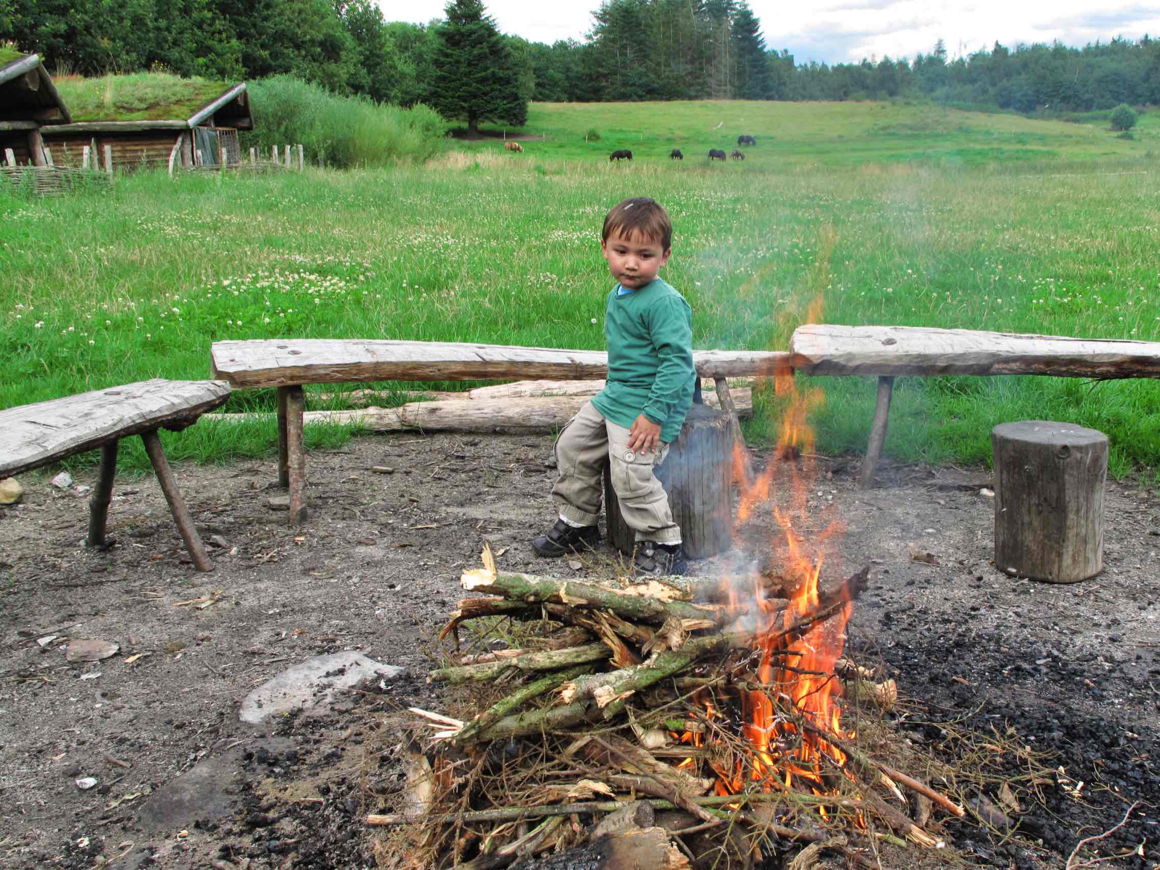 Luka holder øje med bålet